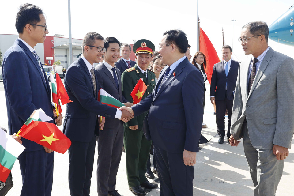 Đại diện lãnh đạo Thành phố Burgas và Kiều bào đón Chủ tịch Quốc hội Vương Đình Huệ tại sân bay Thành phố Burgas. (Ảnh: Doãn Tấn/TTXVN)