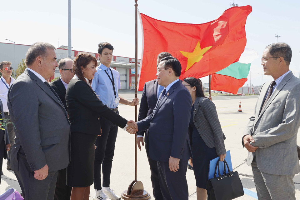 Đại diện lãnh đạo Thành phố Burgas và Kiều bào đón Chủ tịch Quốc hội Vương Đình Huệ tại sân bay Thành phố Burgas. (Ảnh: Doãn Tấn/TTXVN)