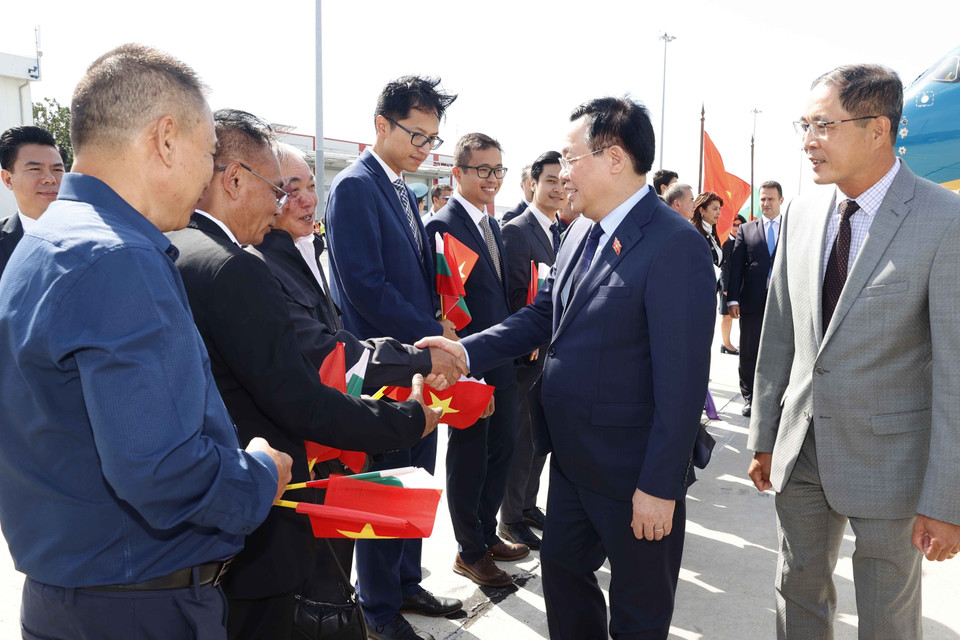 Đại diện lãnh đạo Thành phố Burgas và Kiều bào đón Chủ tịch Quốc hội Vương Đình Huệ tại sân bay Thành phố Burgas. (Ảnh: Doãn Tấn/TTXVN)