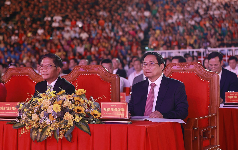 Thủ tướng Phạm Minh Chính và đồng chí Trần Tuấn Anh, Trưởng Ban Kinh tế Trung ương dự Lễ kỷ niệm 370 năm xây dựng và phát triển tỉnh Khánh Hòa. (Ảnh: Dương Giang/TTXVN)