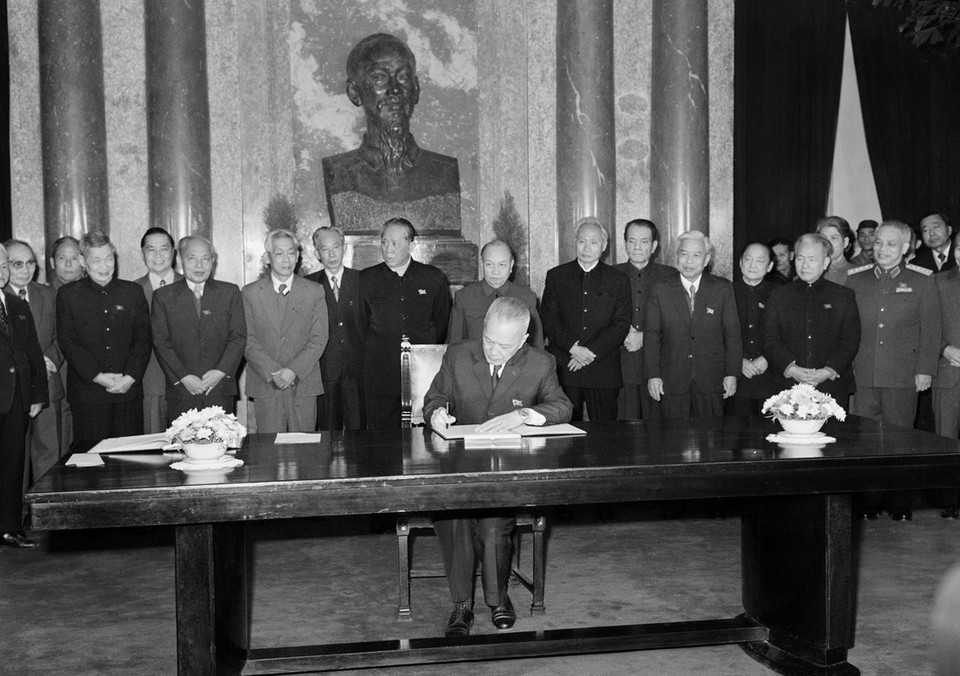 Quyền Chủ tịch nước Cộng hòa xã hội chủ nghĩa Việt Nam Nguyễn Hữu Thọ ký Sắc lệnh công bố Hiến pháp mới (12/1980). (Ảnh: Xuân Lâm/TTXVN)