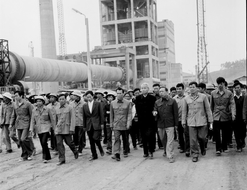 Thủ tướng Phạm Văn Đồng thăm công trường xây dựng nhà máy ximăng Hoàng Thạch (1/1980). (Ảnh: Xuân Lâm/TTXVN)