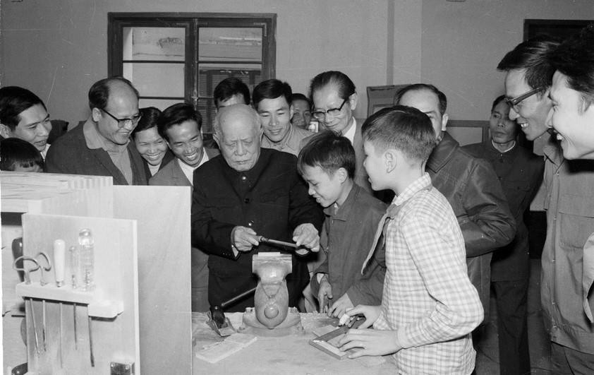 Chủ tịch nước Tôn Đức Thắng đến thăm nhà văn hóa thiếu nhi Hà Nội, ngày 6/3/1977. (Ảnh: Thế Trung/TTXVN)