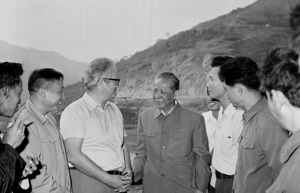 Tổng Bí thư Lê Duẩn nói chuyện với các chuyên gia Liên Xô trên công trường xây dựng Nhà máy thủy điện Hòa Bình (1980). (Ảnh: Xuân Lâm/TTXVN)