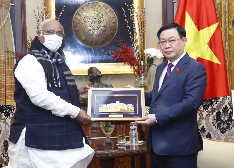 Chủ tịch Quốc hội Vương Đình Huệ tặng quà lưu niệm ông Mallikarjun Kharge, lãnh đạo đối lập tại Thượng viện Ấn Độ. (Ảnh: Doãn Tấn/TTXVN)