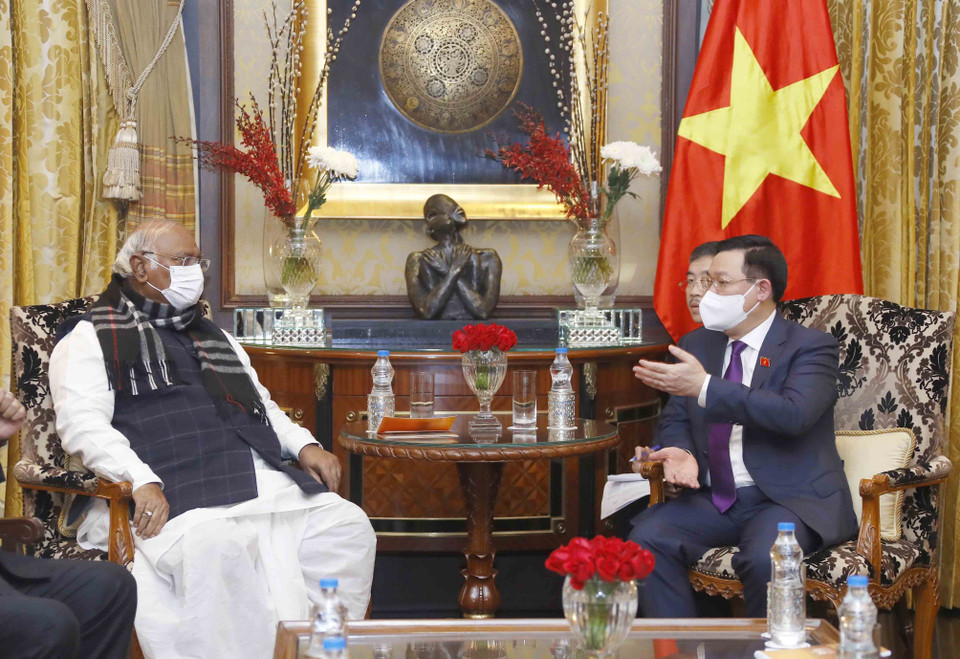 Chủ tịch Quốc hội Vương Đình Huệ tiếp ông Mallikarjun Kharge, lãnh đạo đối lập tại Thượng viện Ấn Độ. (Ảnh: Doãn Tấn/TTXVN)