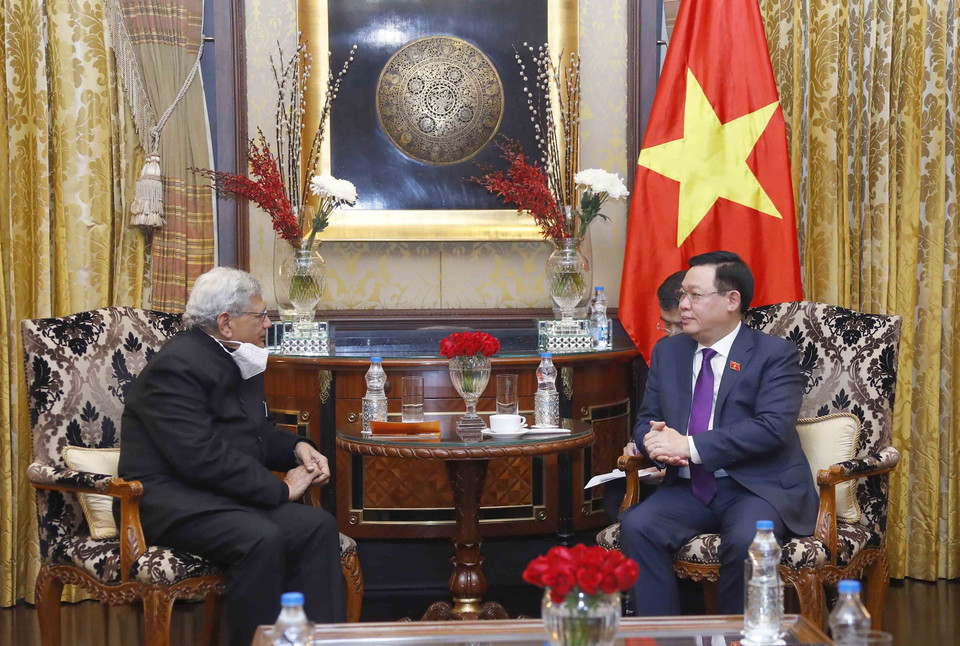 Chủ tịch Quốc hội Vương Đình Huệ tiếp Tổng Bí thư Đảng Cộng sản Ấn Độ Marxist Sitaram Yechury. (Ảnh: Doãn Tấn/TTXVN)