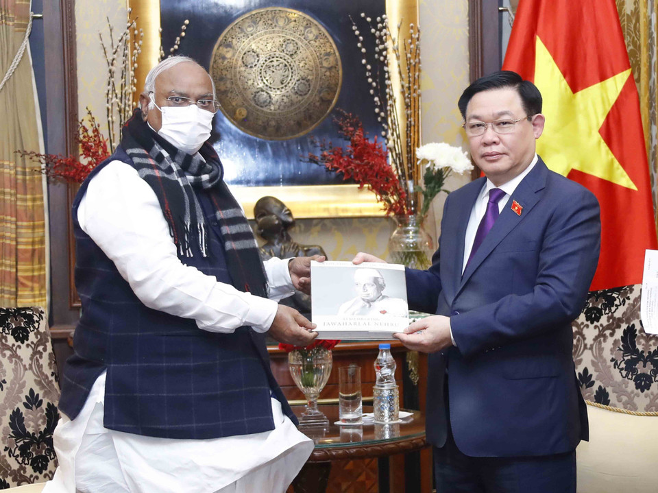 Lãnh đạo đối lập tại Thượng viện Ấn Độ Mallikarjun Kharge tặng sách cho Chủ tịch Quốc hội Vương Đình Huệ. (Ảnh: Doãn Tấn/TTXVN)