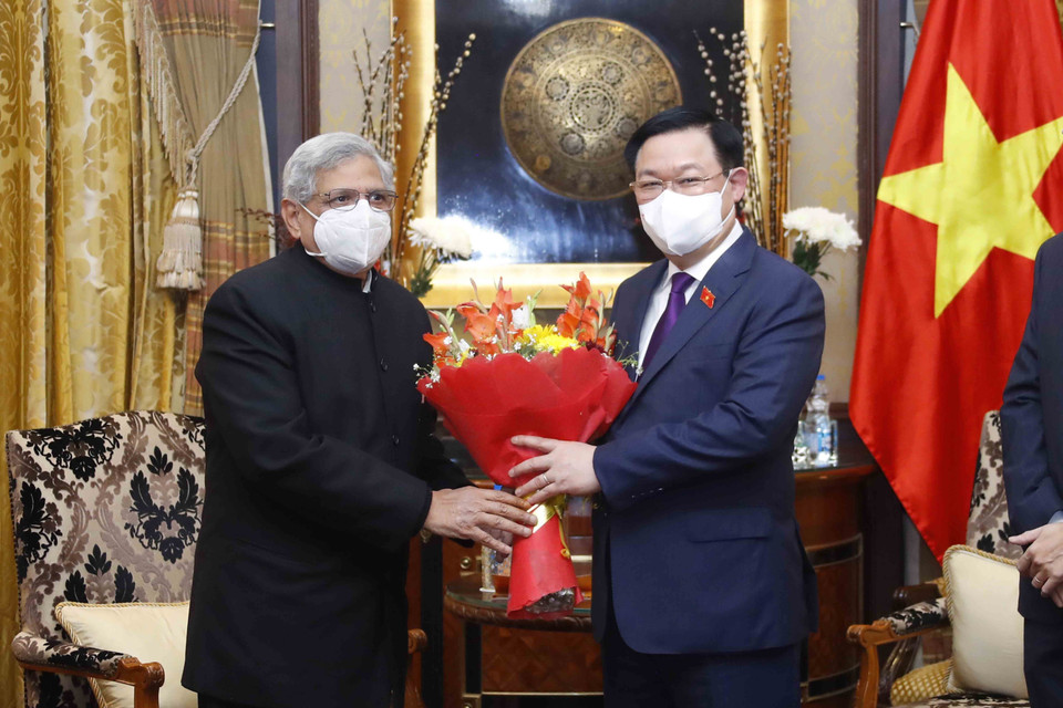 Tổng Bí thư Đảng Cộng sản Ấn Độ Marxist Sitaram Yechury tặng hoa Chủ tịch Quốc hội Vương Đình Huệ. (Ảnh: Doãn Tấn/TTXVN)