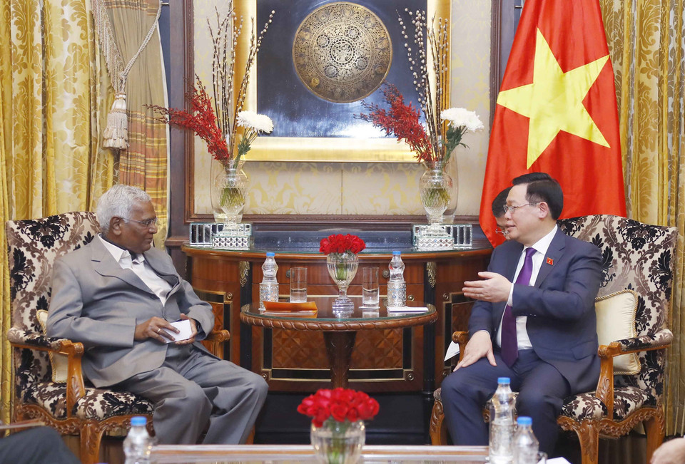 Chủ tịch Quốc hội Vương Đình Huệ tiếp Tổng Bí thư Đảng Cộng sản Ấn Độ D. Raja. (Ảnh: Doãn Tấn/TTXVN)