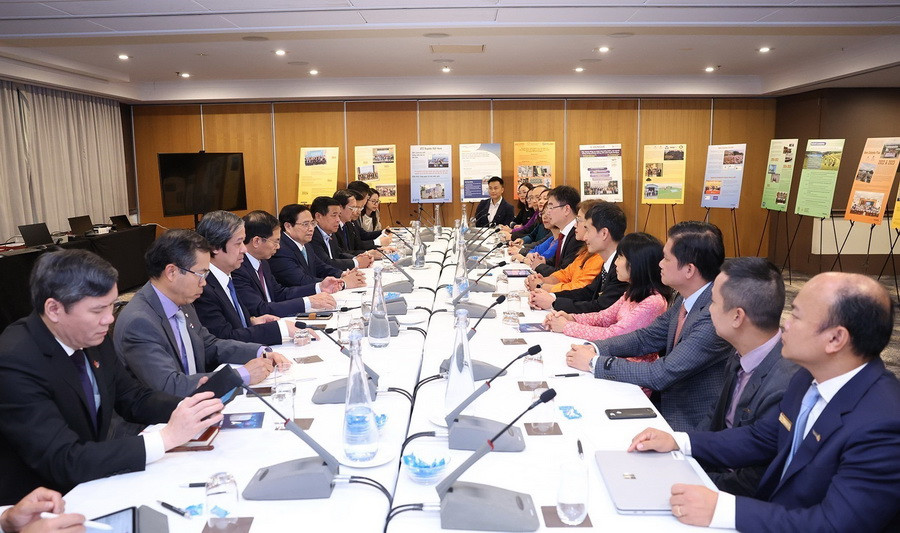 Thủ tướng Phạm Minh Chính gặp đại diện Hội Trí thức và Chuyên gia Việt Nam tại Australia (VASEA). (Ảnh: Dương Giang/TTXVN)