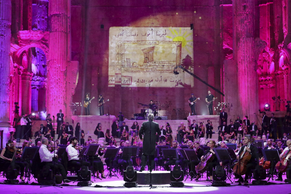 Tuy không có khán giả tham dự do dịch COVID-19, buổi hòa nhạc vẫn nhận được sự quan tâm theo dõi của đông đảo người dân trên thế giới, khi sự kiện này được phát trực tiếp trên truyền hình và các phương tiện truyền thông xã hội. (Ảnh: AFP/TTXVN)