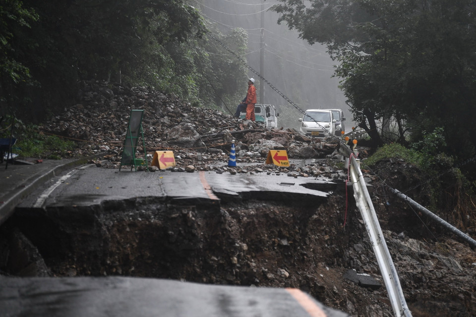 Tuyến đường bị hư hại do mưa lớn tại tỉnh Kumamoto, Tây Nam Nhật Bản, ngày 5/7/2020. (Ảnh: AFP/TTXVN)