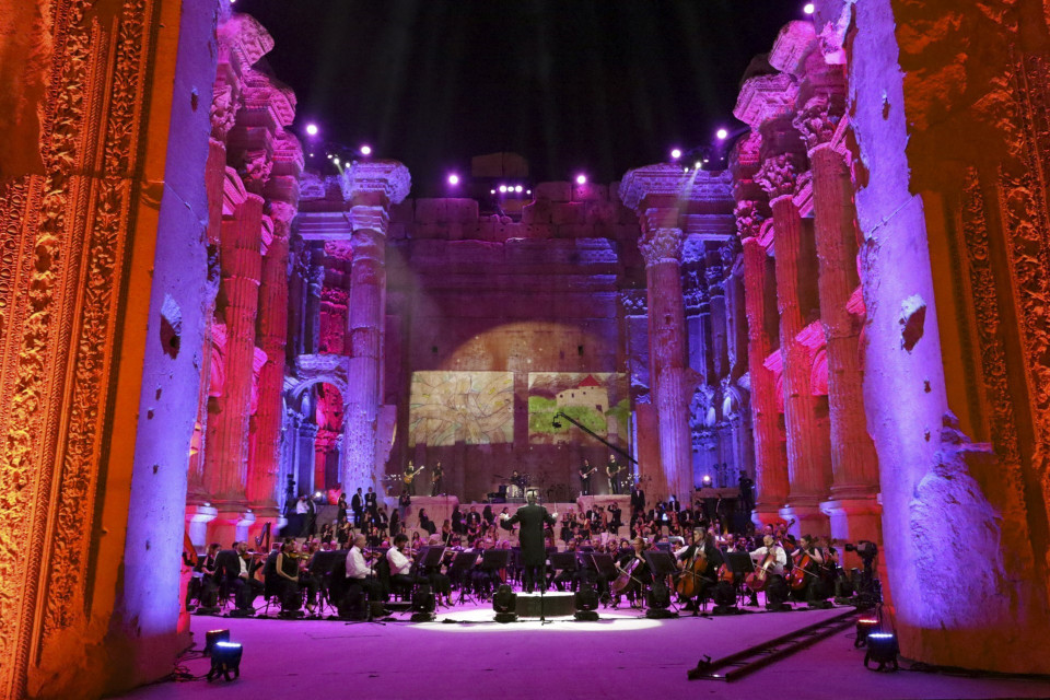 Tối 5/7/2020, buổi hòa nhạc đặc biệt mang tên "Thanh âm của sự kiên cường" (Sound of Resilience) đã được Ủy ban Lễ hội quốc tế Baalbek tổ chức tại tàn tích của đền thờ Bacchus thời La Mã ở miền Đông Liban, để kỷ niệm 100 năm thành lập nhà nước Đại Liban, tiền thân của Cộng hòa Liban hiện nay. (Ảnh: AFP/TTXVN)