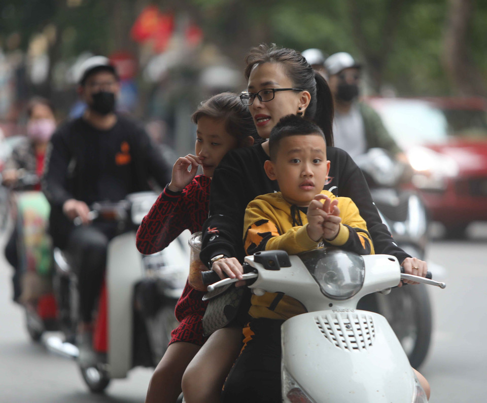 Người dân cần nghiêm chỉnh chấp hành luật lệ an toàn giao thông. (Ảnh: Thanh Tùng/TTXVN)