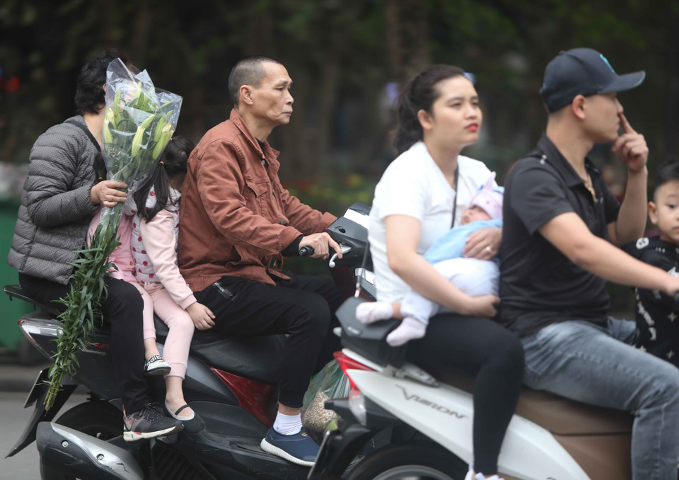 Người dân Thủ đô hối hả đi sắm đồ Tết trong ngày đầu tiên của kỳ nghỉ lễ. (Ảnh: Thanh Tùng/TTXVN)