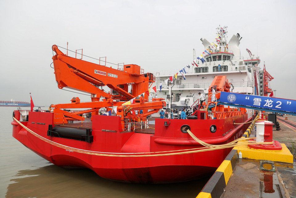 Tàu phá băng đầu tiên tự chế tạo của Trung Quốc Tuyết Long 2 tại cảng của Công ty đóng tàu Giang Nam ở Thượng Hải. (Ảnh: THX/TTXVN)