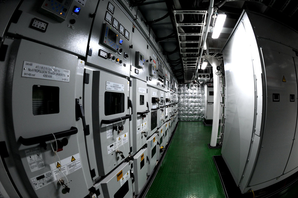 Bên trong tàu Tuyết Long 2. (Ảnh: THX) Bộ Tài nguyên Trung Quốc cho biết, trong hành trình đầu tiên vào cuối năm nay, tàu Tuyết Long 2 sẽ tới Nam Cực cùng tàu Tuyết Long để tham gia đội nghiên cứu số 36 tại khu vực này. Tuyết Long 2 được đánh giá là tàu phá băng hoàn chỉnh, có thể vượt qua lớp băng dày đến 1,5m với tốc độ 3 hải lý/giờ và có thể tiến, lùi trong băng./.