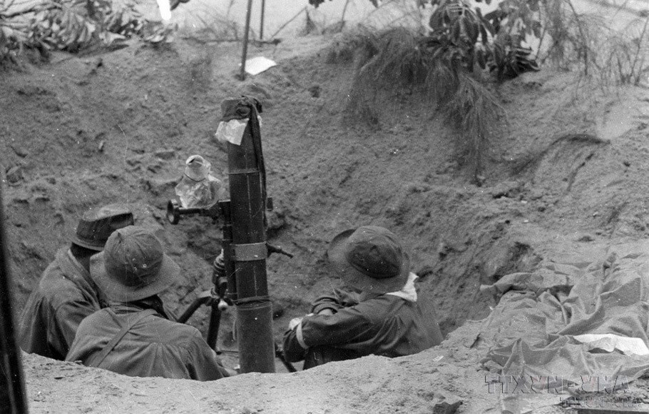 Quân giải phóng lợi dụng những hố bom và hố đạn đại bác của địch làm công sự chuẩn bị trút bão lửa xuống các sào huyệt của Mỹ ngụy trong thành phố Huế (1968). (Ảnh: Hồng Sáu/TTXVN)