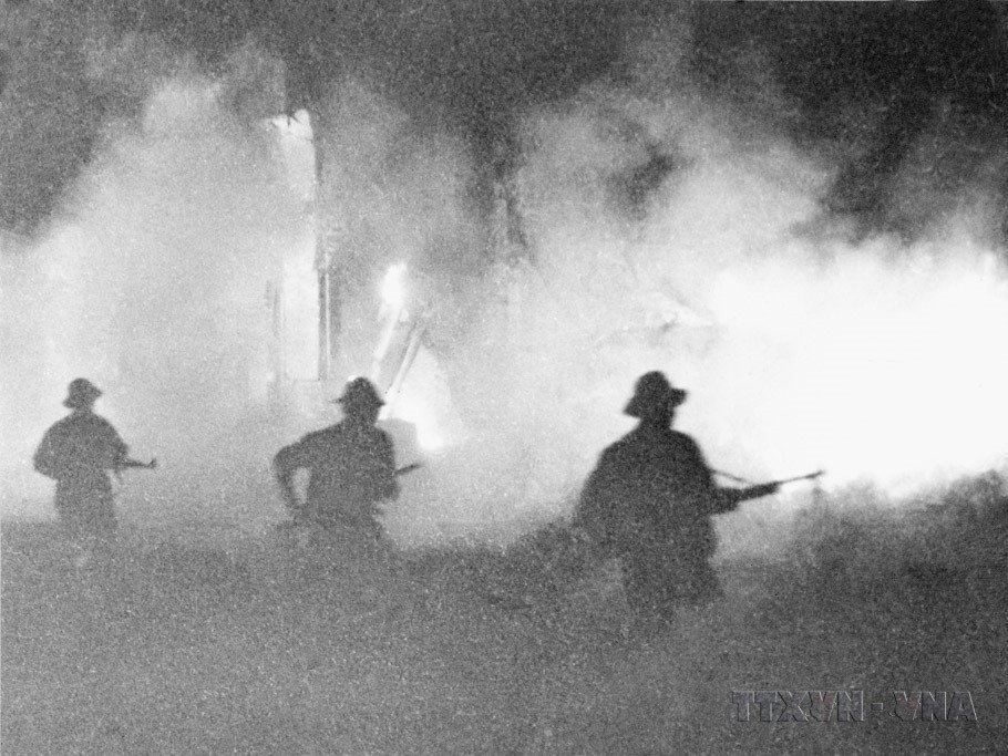 Quân Giải phóng tấn công các địa điểm quan trọng của Mỹ tại Sài Gòn (1968). (Ảnh: Tư liệu TTXVN)