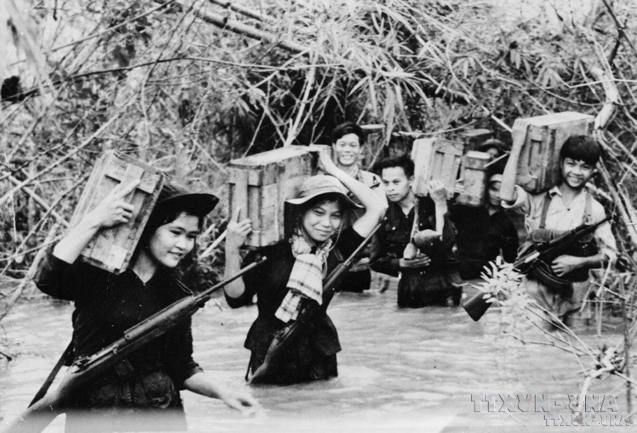 Vượt suối vận chuyển đạn dược phục vụ mặt trận Thừa Thiên Huế. (Ảnh: Tư liệu TTXVN)