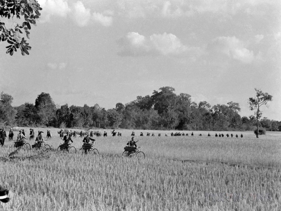 Đồng bào huyện Châu Thành, tỉnh Tây Ninh tải đạn và lương thực ra mặt trận (1968). (Ảnh: Tư liệu TTXVN)