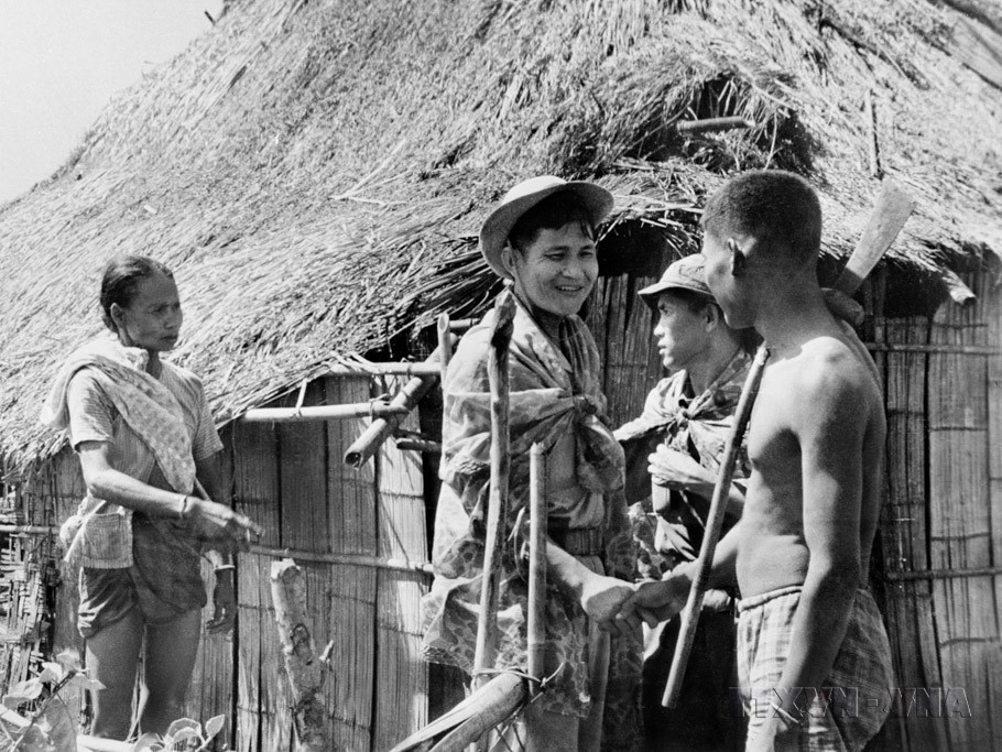Các chiến sỹ quân Giải phóng gặp gỡ người dân ở vùng mới giải phóng (1968). (Ảnh: Tư liệu TTXVN)