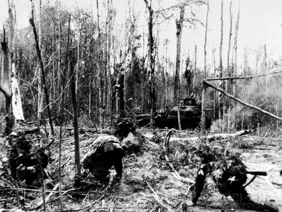 Quân Giải phóng Tây Ninh dũng cảm chờ xe tăng Mỹ đến gần mới nổ súng (1968). (Ảnh: Tư liệu TTXVN)