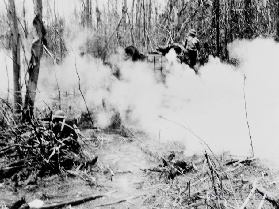 Sáng 1/2/1968, quân Giải phóng tập kích vào cụm đóng quân của địch ở Bà Chiêm (Tây Ninh), tiêu diệt Tiểu đoàn 3, Lữ đoàn 1, Sư đoàn bộ binh số 1 của Mỹ. (Ảnh: Tư liệu TTXVN)