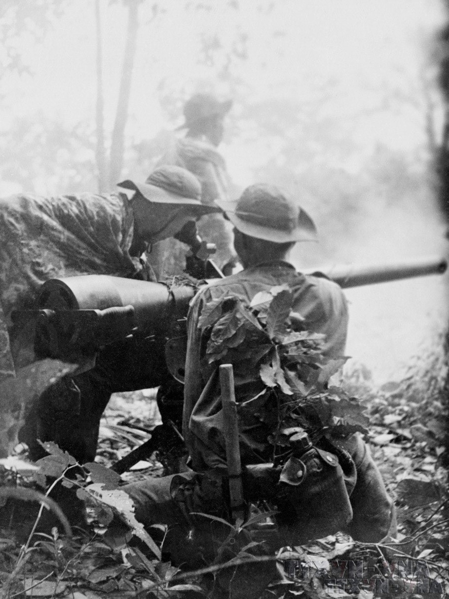 Khẩu đội 5 quân Giải phóng tiêu diệt 8 xe tăng Mỹ trong trận đánh ngày 1/2/1968 tại khu vực Bà Chiêm, tỉnh Tây Ninh. (Ảnh: Tư liệu TTXVN)