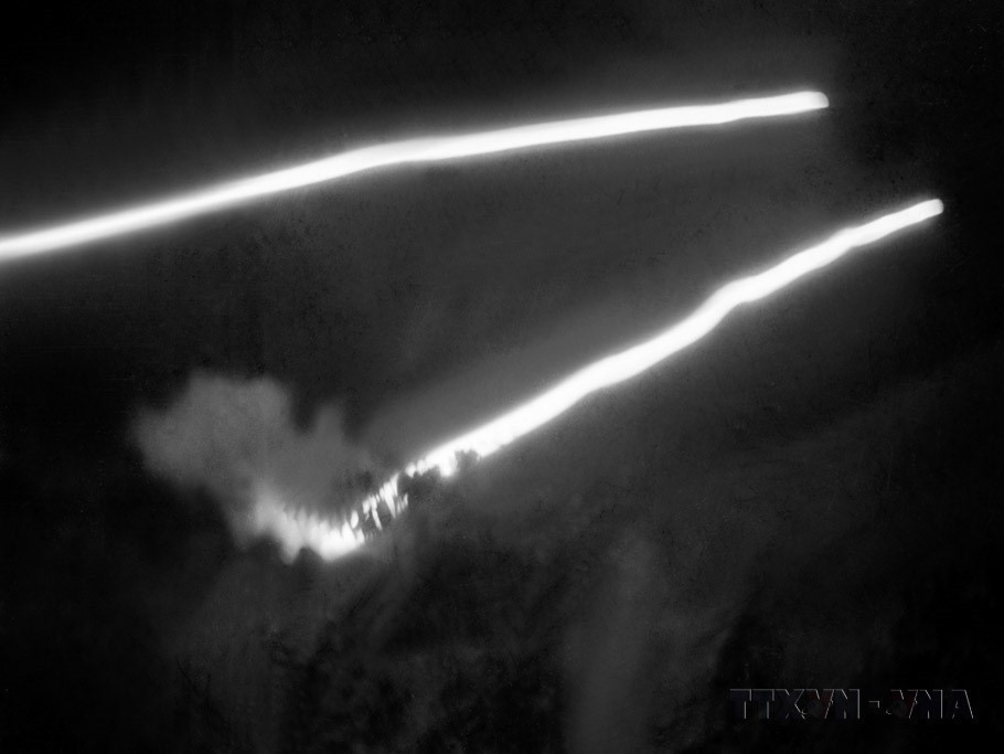 Pháo binh quân Giải phóng bắn vào sân bay Tây Lộc, thành phố Huế, rạng sáng 31/1/1968. (Ảnh: Tư liệu TTXVN)