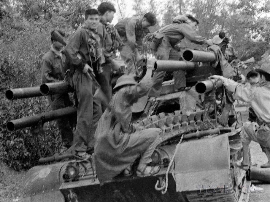 Xe tăng Mỹ bị quân Giải phóng đánh chiếm. (Ảnh: Tư liệu TTXVN)