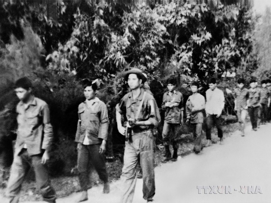 Lính ngụy bị quân Giải phóng bắt trong trận tiến công giải phóng thành phố Huế đầu Xuân Mậu Thân 1968. (Ảnh: Tư liệu TTXVN)