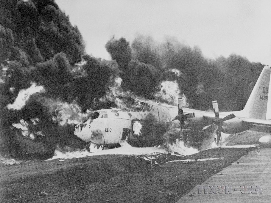Quân Giải phóng bao vây Khe Sanh, bắn cháy máy bay vận tải tiếp tế C.130 của địch. (Ảnh: Tư liệu TTXVN)