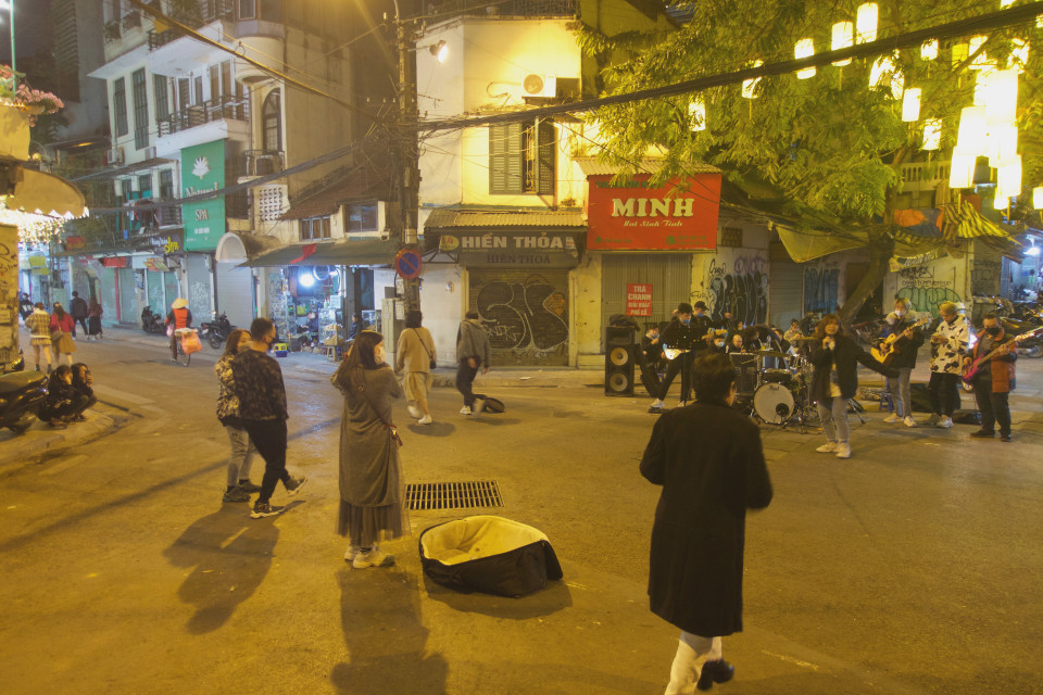 Một số ít người dân theo dõi ban nhạc đường phố. (Ảnh: Vi Diệu/Vietnam+)