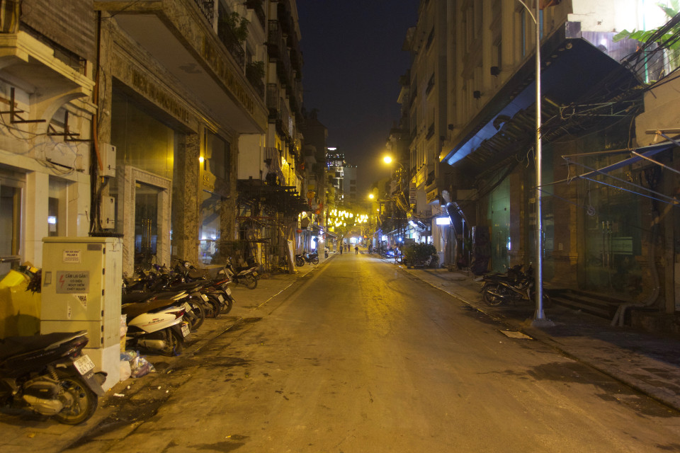 Nhiều tuyến phố gần như không có người qua lại. (Ảnh: Vi Diệu/Vietnam+)