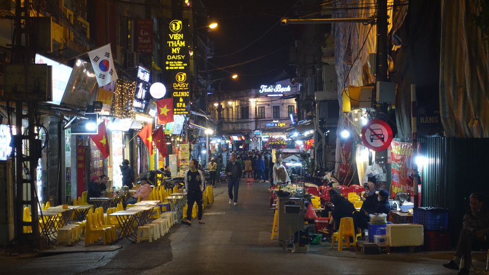 Hàng quán trên phố Tạ Hiện vắng hơn hẳn những ngày cuối tuần trước đó.(Ảnh: Vi Diệu/Vietnam+)
