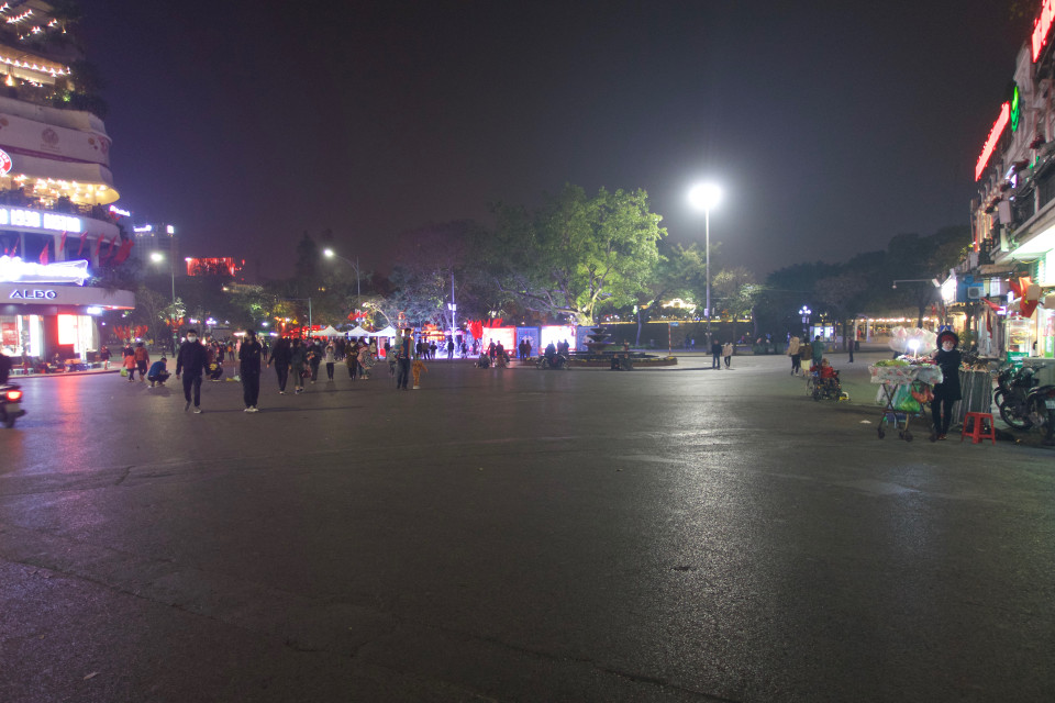 Nhiều người dân quyết định ở nhà vào cuối tuần do lo ngại dịch bệnh. (Ảnh: Vi Diệu/Vietnam+)