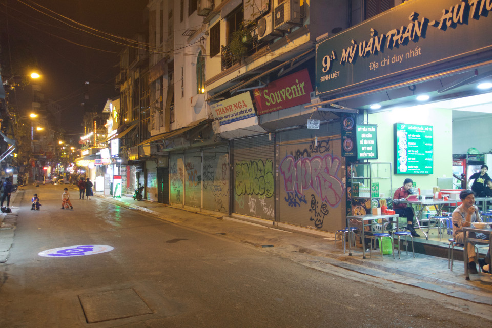 Phố Đinh Liệt vắng bóng người qua lại. (Ảnh: Vi Diệu/Vietnam+)