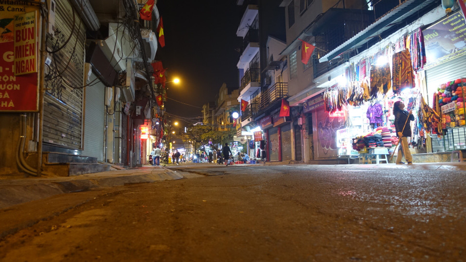 Nhiều người dân lo ngại khi Hà Nội đã có ca lây nhiễm trong cộng đồng. (Ảnh: Vi Diệu/Vietnam+)