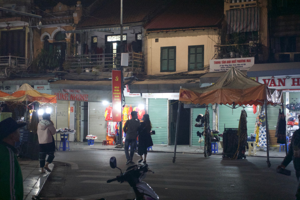 Nhiều sạp hàng trên phố đi bộ Hàng Ngang-Hàng Đào vẫn tắt đèn. (Ảnh: Vi Diệu/Vietnam+)