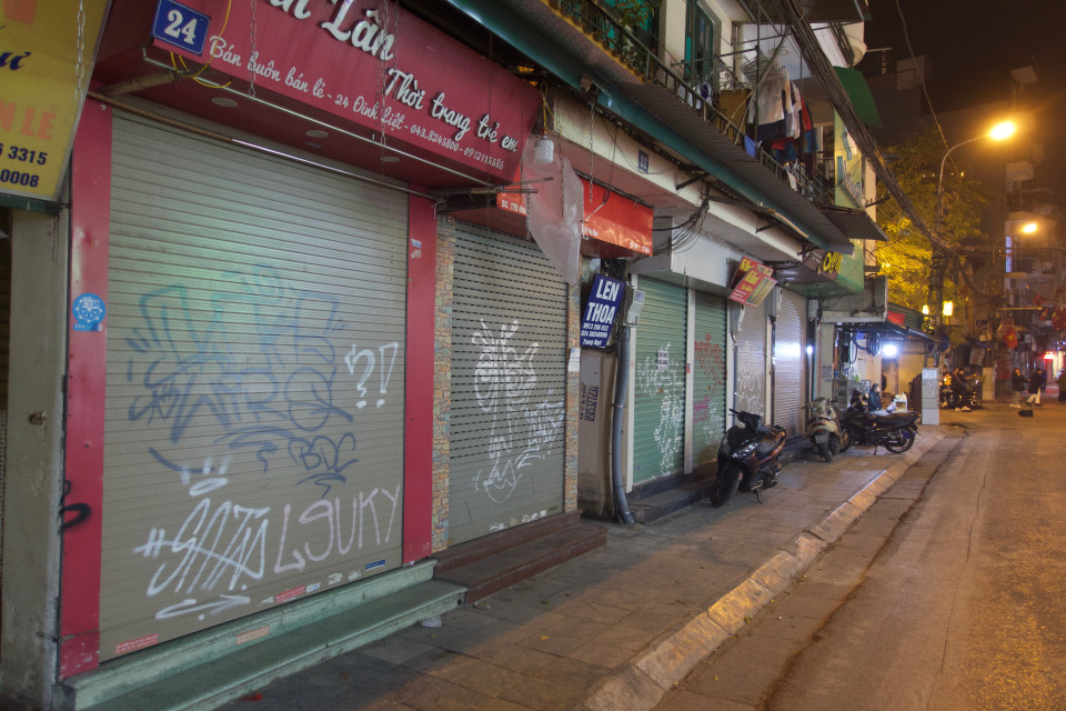 Dù còn sớm nhưng nhiều cửa hàng đã đóng cửa. (Ảnh: Vi Diệu/Vietnam+)