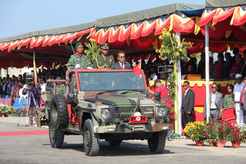Tổng thống Timor Leste Taur Matan Ruak (người đứng trước) duyệt đội danh dự. (Ảnh: Trung Sơn/Vietnam+)