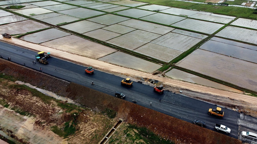 Thi công thảm nhựa tại gói thầu số 3 trên tuyến cao tốc Diễn Châu-Bãi Vọt. (Ảnh: Huy Hùng/TTXVN)