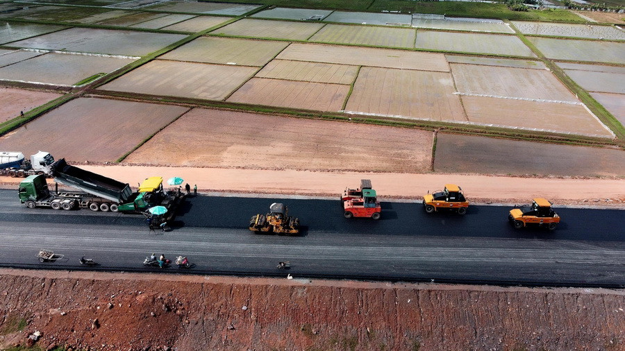 Thảm nhựa bêtông tại gói thầu số 3, phấn đấu hoàn thành công tác thảm nhựa vào 30/4/2024. (Ảnh: Huy Hùng/TTXVN)