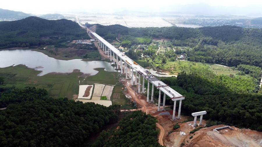 Tuyến cầu cạn nối với hầm Thần Vũ một điểm nhấn của dự án. (Ảnh: Huy Hùng/TTXVN)