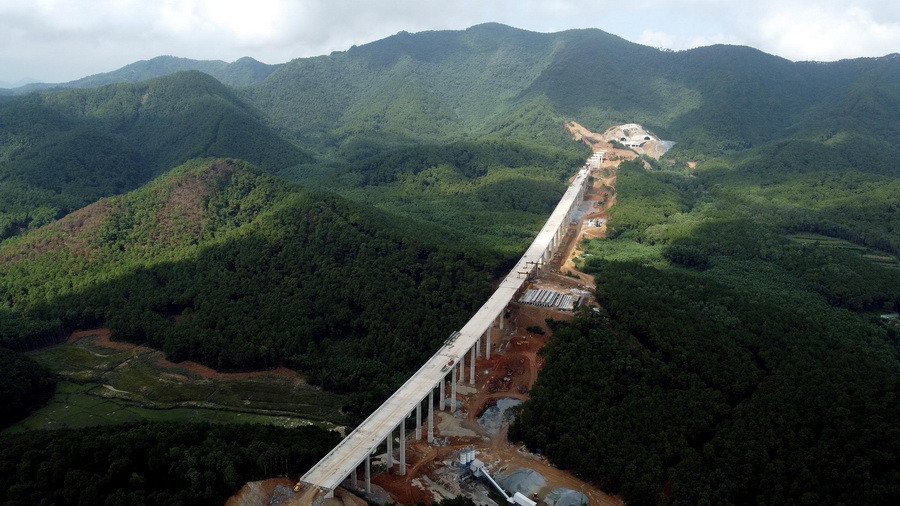 Tuyến cầu cạn nối thẳng vào hầm Thần Vũ được thiết kế 32 nhịp, dài gần 1.300m, một số trụ cao tới 50m. (Ảnh: Huy Hùng/TTXVN)