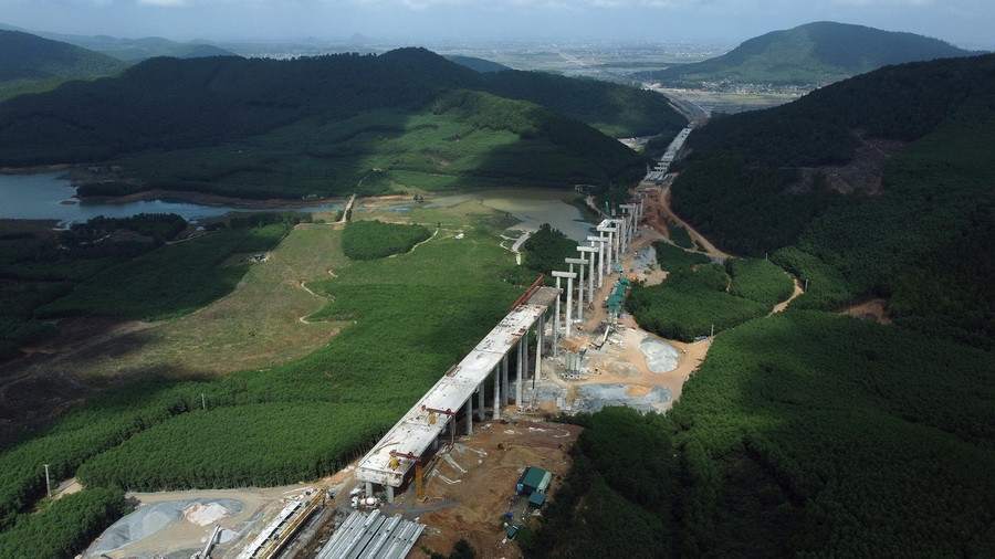 Thi công cầu cạn là Xuân Dương 1 và Xuân Dương, mỗi cầu 20-22 nhịp, dài 800-880m. (Ảnh: Huy Hùng/TTXVN)