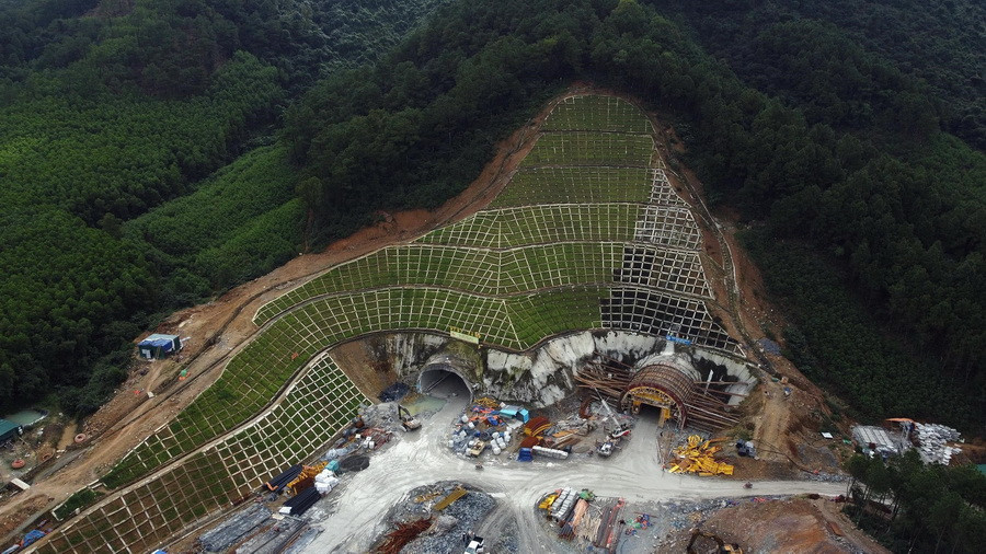 Tuyến cầu cạn nối với hầm Thần Vũ hạng mục quan trọng trên tuyến. (Ảnh: Huy Hùng/TTXVN)