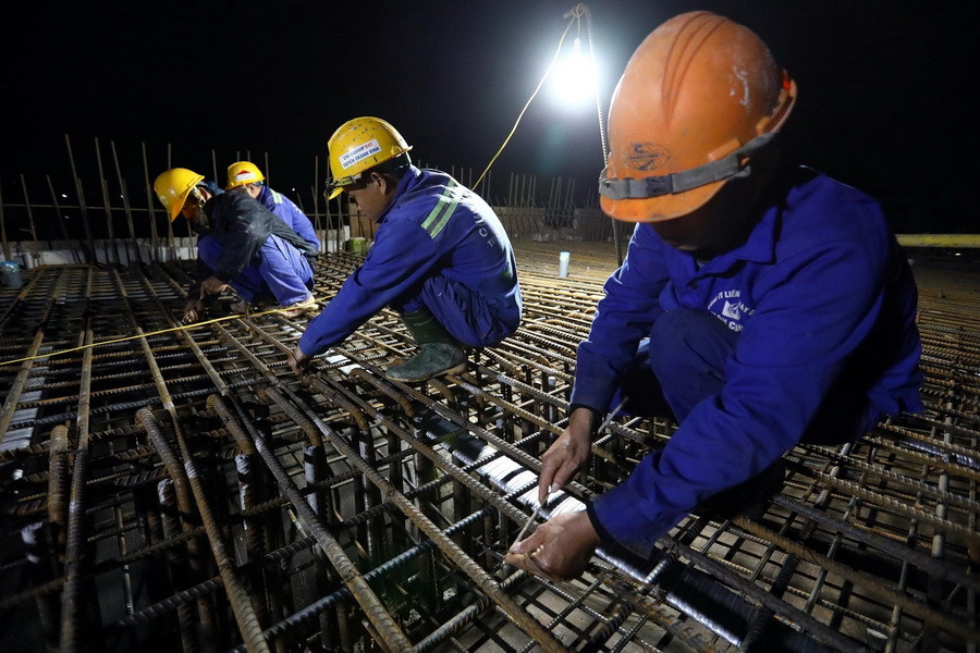 Những ngày đầu năm 2024, trên công trường Cao tốc Bắc-Nam đoạn Diễn Châu-Bãi Vọt, các nhà thầu đã huy động hơn 100 mũi thi công với gần 2.000 kỹ sư, công nhân, hàng trăm máy móc, thiết bị đồng loạt thi công phấn đấu hoàn thành dự án đúng tiến độ vào tháng 5/2024. (Ảnh: Huy Hùng/TTXVN)